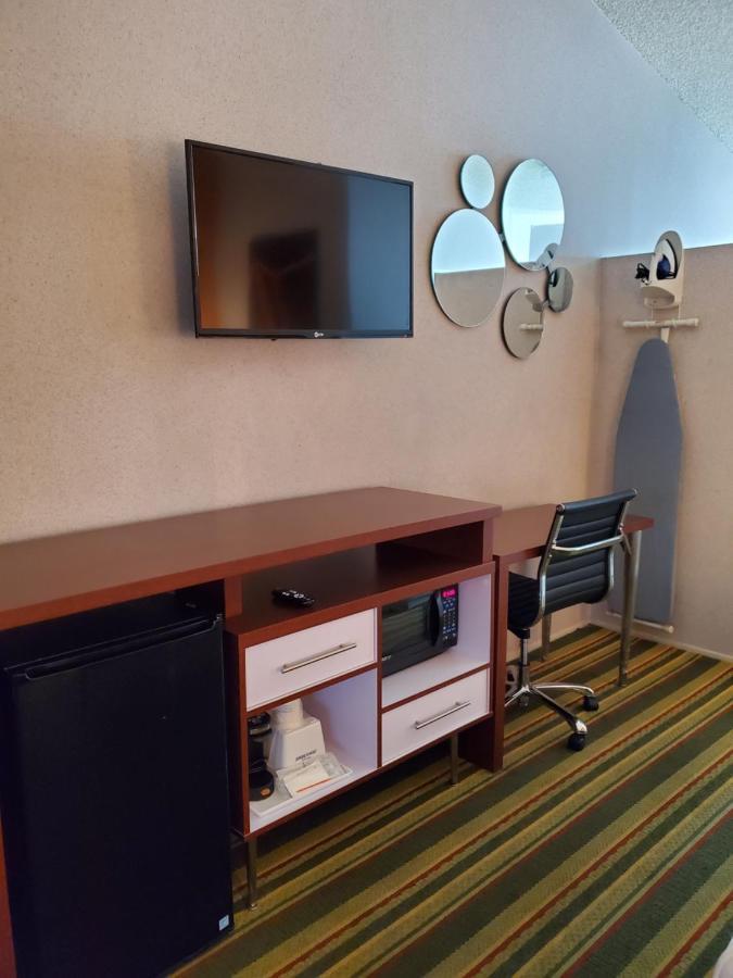 Howard Johnson By Wyndham Phoenix Airport/Downtown Area Bagian luar foto