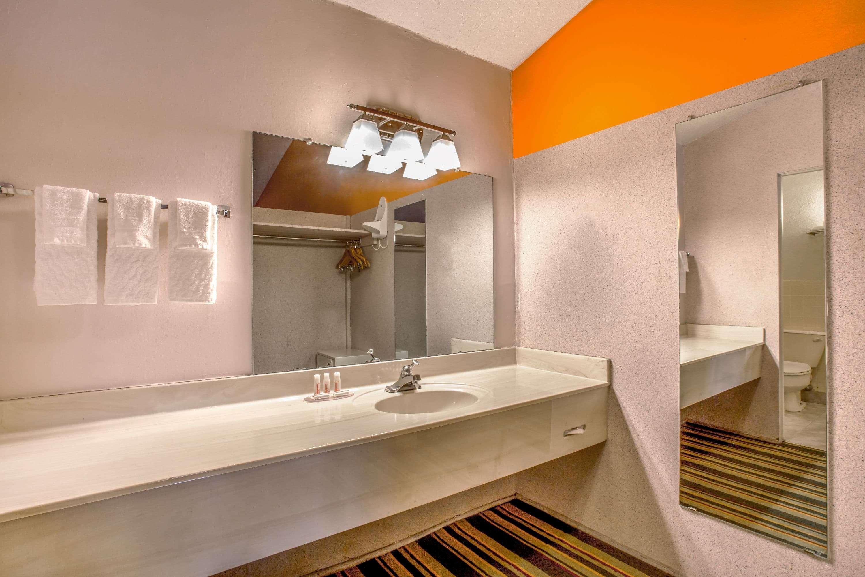 Howard Johnson By Wyndham Phoenix Airport/Downtown Area Bagian luar foto