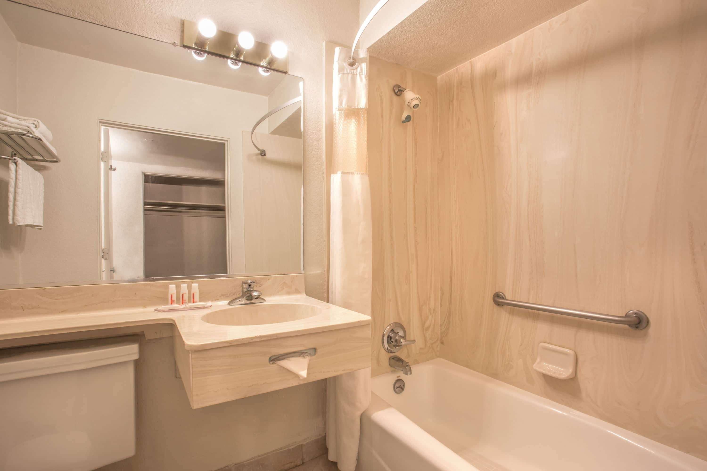 Howard Johnson By Wyndham Phoenix Airport/Downtown Area Bagian luar foto