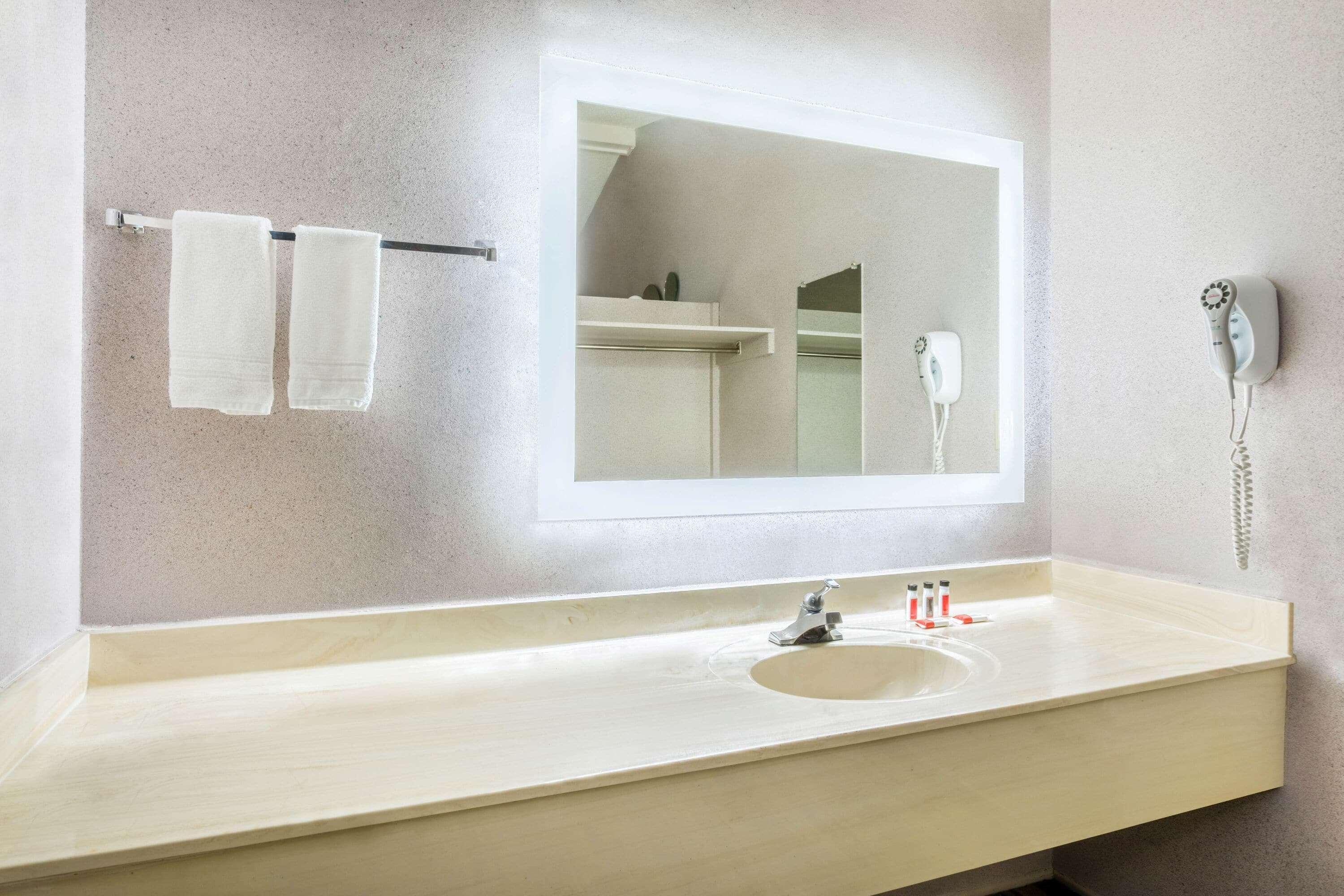 Howard Johnson By Wyndham Phoenix Airport/Downtown Area Bagian luar foto